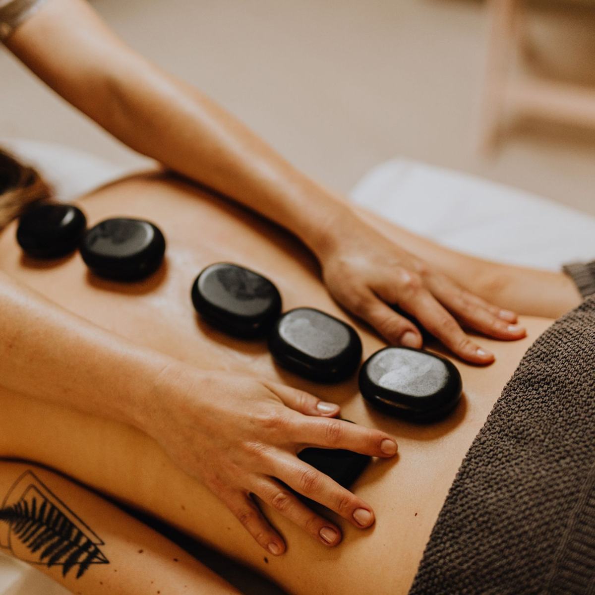 Massage pierres chaudes Valence : détente profonde et bienfaits naturels pour le corps et l’esprit