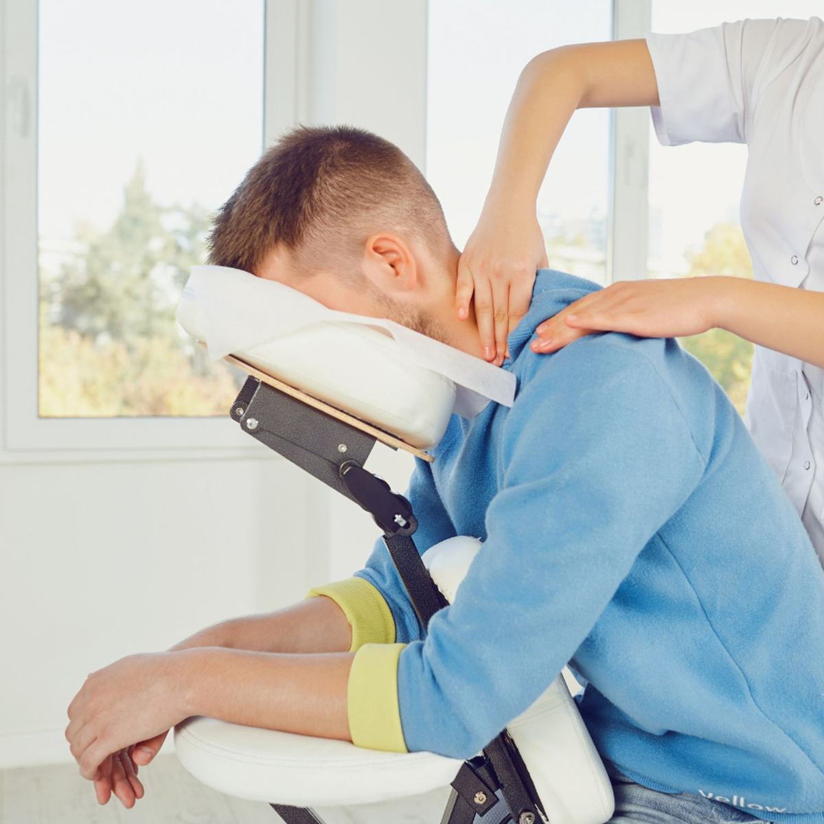 Massage en entreprise Pyrénées-Orientales : bien-être au travail et prévention du stress à Perpignan et alentours