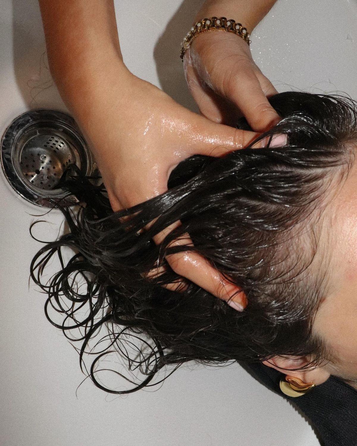 Pourquoi un cuir chevelu sain favorise de beaux cheveux ?
