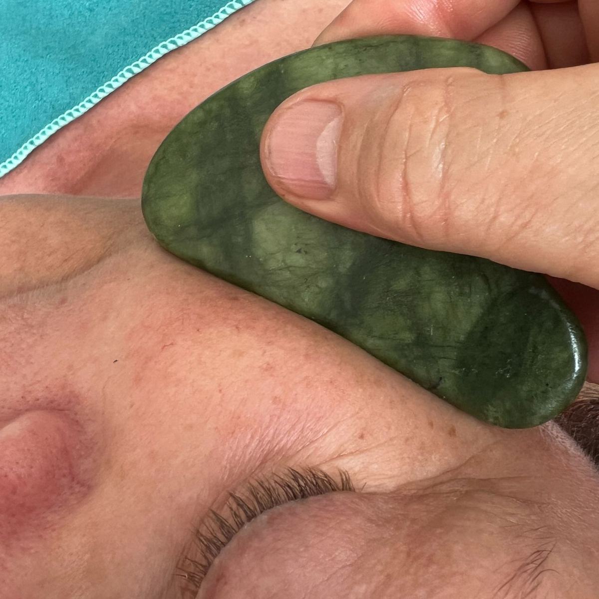 Nouveau massage Gua Sha  du visage à la pierre de jade