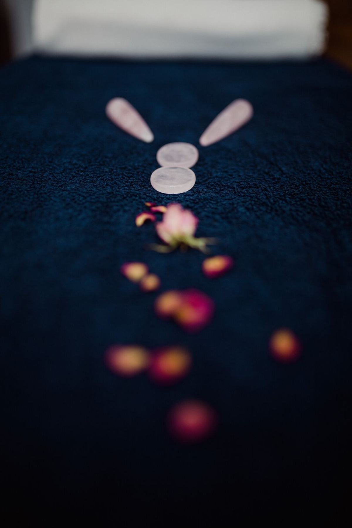 Massage au quartz rose et à la rose : femmes sacrées