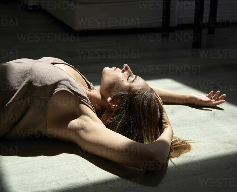 La régression en Biodanza, c'est laisser le corps prendre le relais. Ce que le mental contrôle, le mouvement le libère.