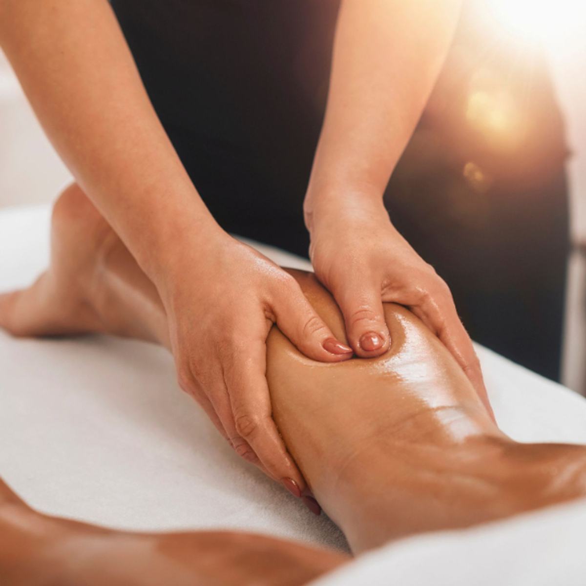 Massage drainant pour améliorer la circulation après 50 ans : retrouver légèreté et vitalité naturellement