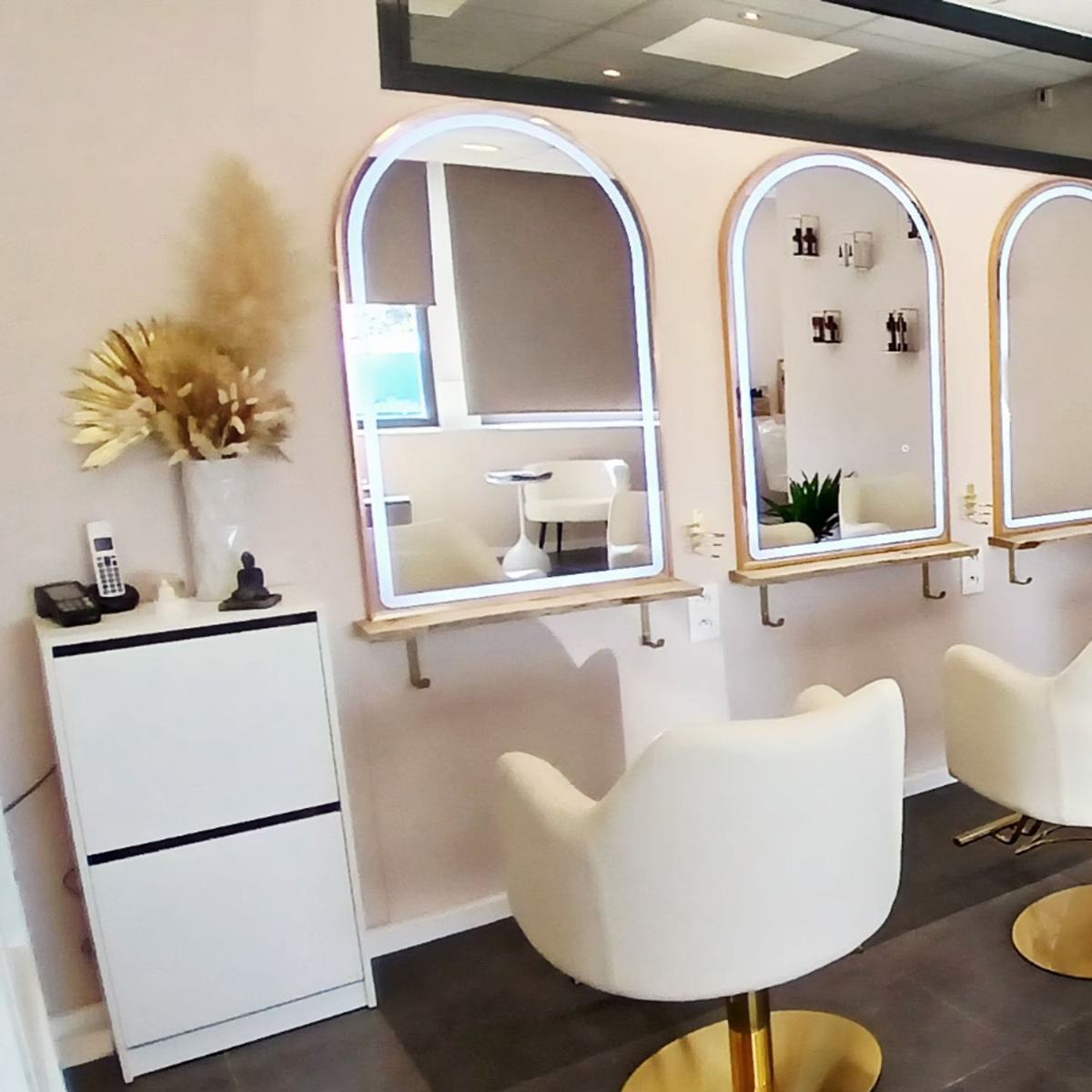 Salon de coiffure à Antibes : comment choisir un coiffeur adapté à vos cheveux pour révéler votre beauté naturelle