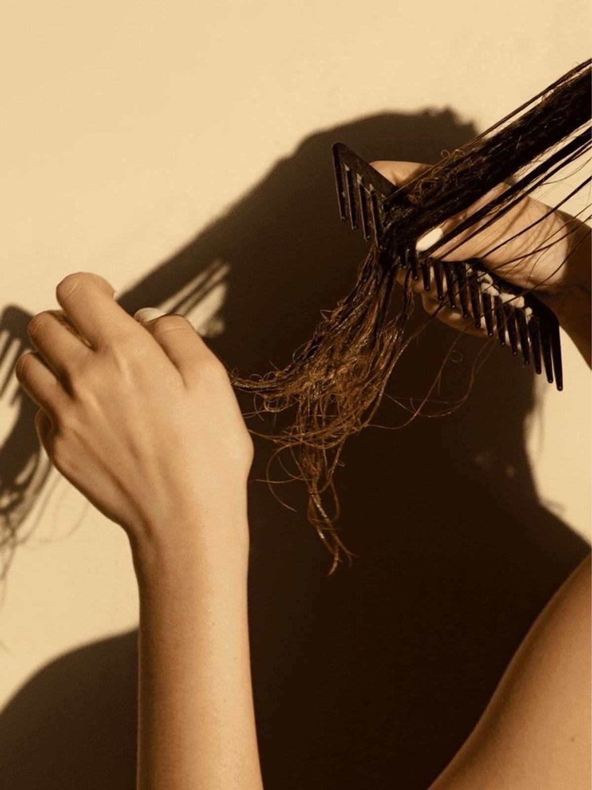 Chute de cheveux : les causes possibles et les bonnes habitudes à avoir.