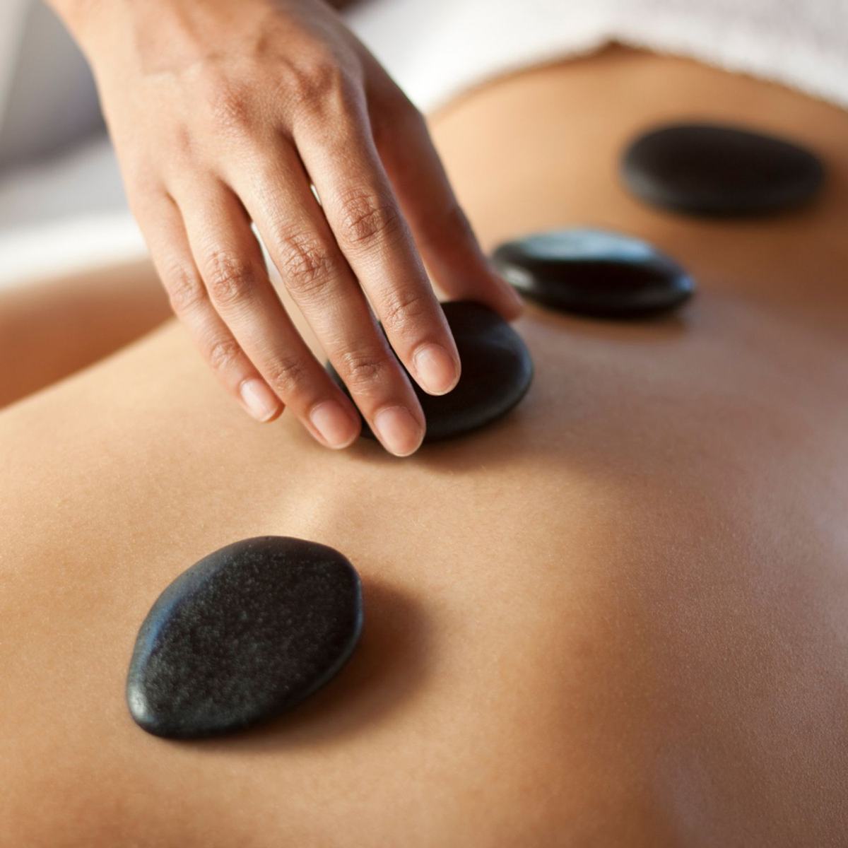 Soins bien-être aux pierres chaudes : bienfaits et conseils de détente