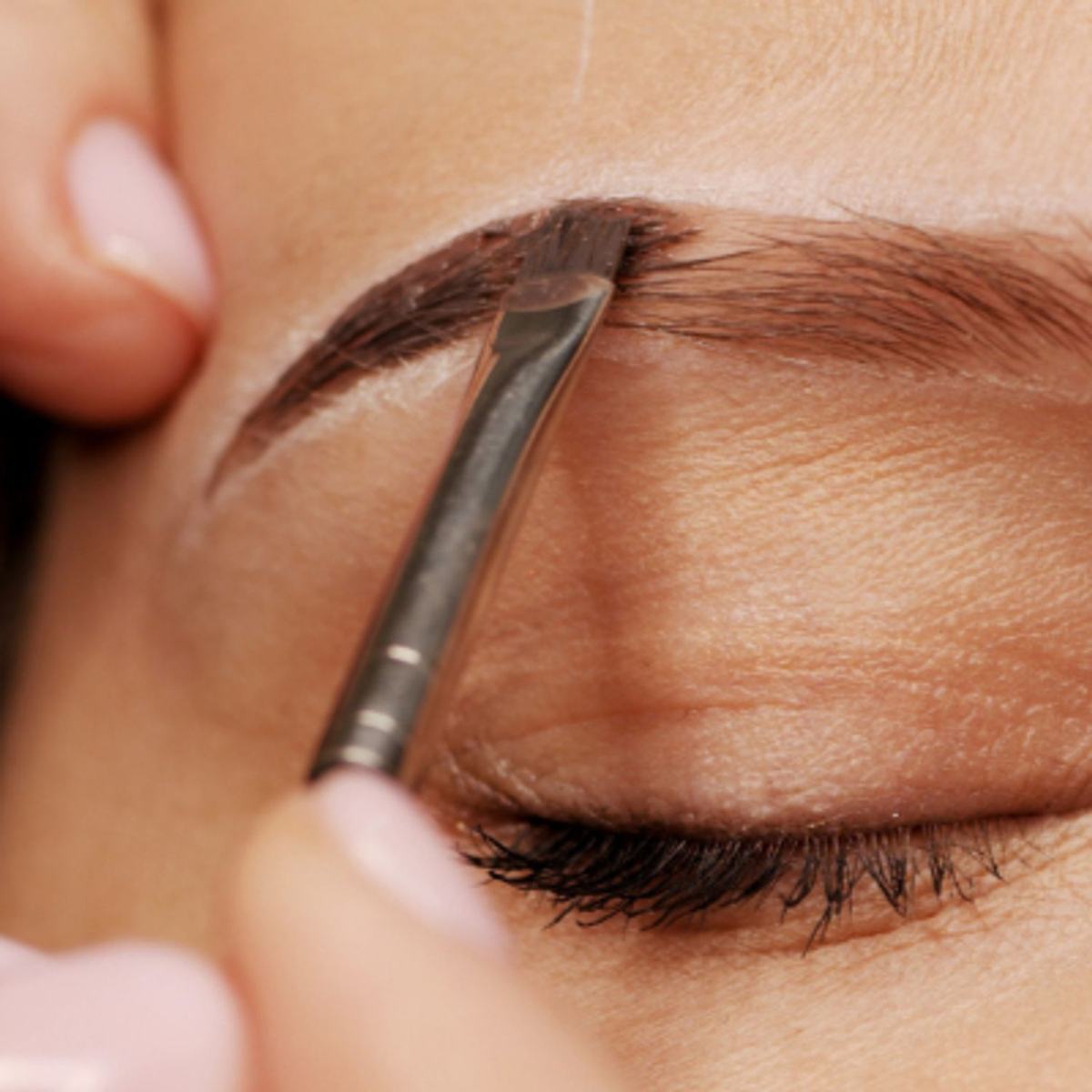 Coloration sourcils henné à Aléria pour un regard structuré et naturel