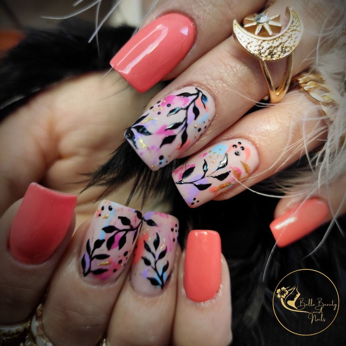Pose américaine avec Nail art